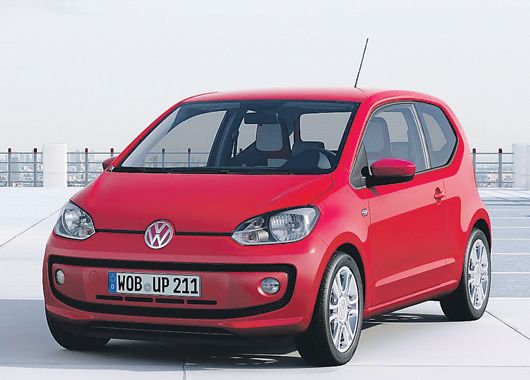 El Volkswagen Up! apenas mide 3,54 metros de largo. En el interior se destaca la tablet portátil que sirve como GPS y computadora de a bordo.