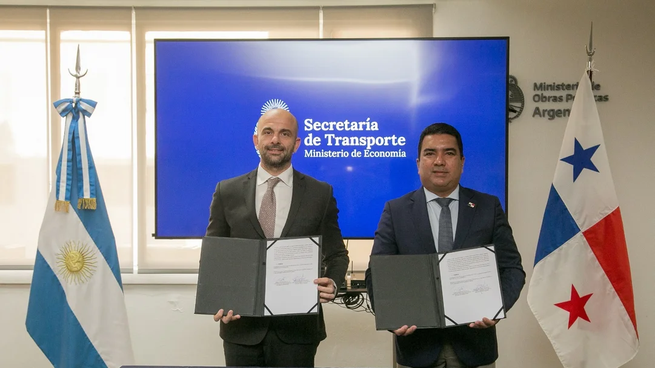 El secretario de Transporte de la Nación, Franco Mogetta, y Carlos von Seidlitz Wright, Director de Transporte Aéreo de Panamá, presentaron el convenio firmado en Buenos Aires.