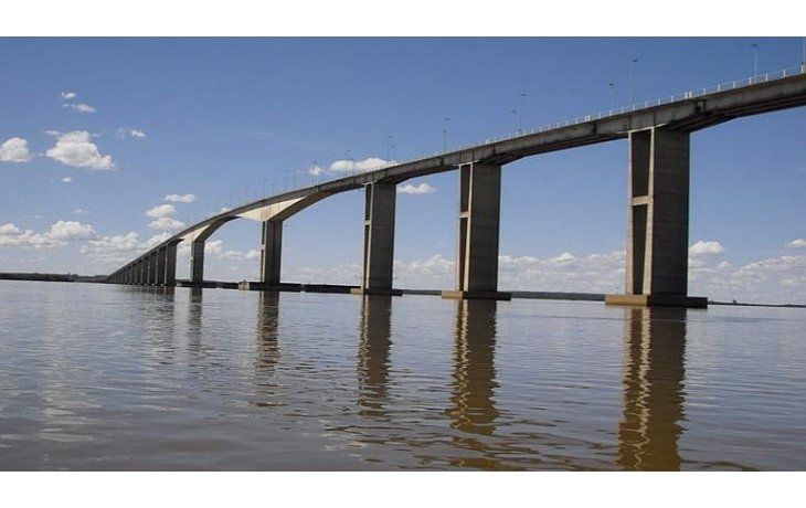 El Puente Libertador General San Martín cruza el río Uruguay y une Argentina y Uruguay desde Gualeguaychú a Fray Bentos. Era el puente que se cortaba en el momento por el conflicto de las papeleras. El nuevo unirá Zarate con Nueva Palmira.