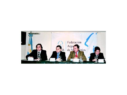 (De izq. a der.) Juan Matteo, secretario ejecutivo de la FAM; Julio Pereyra, presidente de la FAM e intendente de Florencio Varela; Ricardo Casal, ministro de Justicia y Seguridad bonaerense, y Guido Lorenzino, subsecretario de Planificación.
