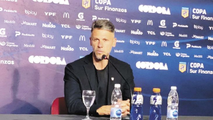 Confiado. Se mostró Martín Demichelis a pesar de perder ante Rosario Central y quedar eliminado en la semifinal de la Copa de la Liga Profesional. El entrenador de River, pese a que aún no se ganó la confianza total del hincha, es apoyado por la totalidad de la dirigencia del club para seguir en su cargo. Confiado. Se mostró Martín Demichelis a pesar de perder ante Rosario Central y quedar eliminado en la semifinal de la Copa de la Liga Profesional. El entrenador de River, pese a que aún no se ganó la confianza total del hincha, es apoyado por la totalidad de la dirigencia del club para seguir en su cargo.