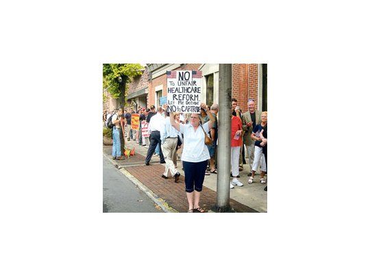Manifestantes portan carteles en la localidad de Lebanon, Pennsylvania, en contra de la reforma de salud de Barack Obama. Las protestas van in crescendo. Ya se produjeron escraches y episodios de violencia.