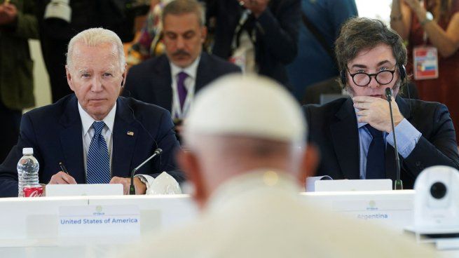 Javier Milei y Joe Biden escuchando el discurso del papa Francisco en la cumbre del G7.&nbsp;