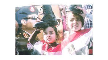 ámbito.com | Los impulsores de la “primavera árabe” en Egipto lograron desplazar al dictador Hosni Mubarak, pero sus sueños de democracia languidecen con el regreso del poder militar, esta vez de la mano del nuevo hombre fuerte, el mariscal Abdel Fatah al Sisi.