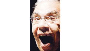 En «Antes que me olvide», Enrique Pinti vuelve a dirigir sus dardos a la clase política, y acierta cuando abandona el puntero pedagógico para entregarse al absurdo.