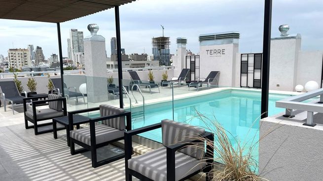 Piscina en el último piso, uno de los amenities más valorados que elevan los costos de mantenimiento y presionan al alza las expensas mensuales