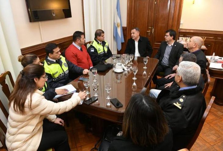 La administración de Tucumán negocia los aumentos salariales de la policía. La administración de Tucumán negocia los aumentos salariales de la policía.