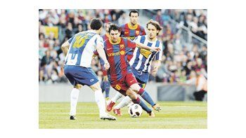 Lionel Messi en acción. Ayer no marcó, pero igual el Barcelona le ganó 2 a 0 al Espanyol y está a un paso del título.
