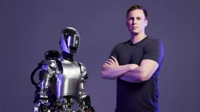Brett Adcock con Figure 1, el robot humanoide que desarrolla el empresario millonario. 