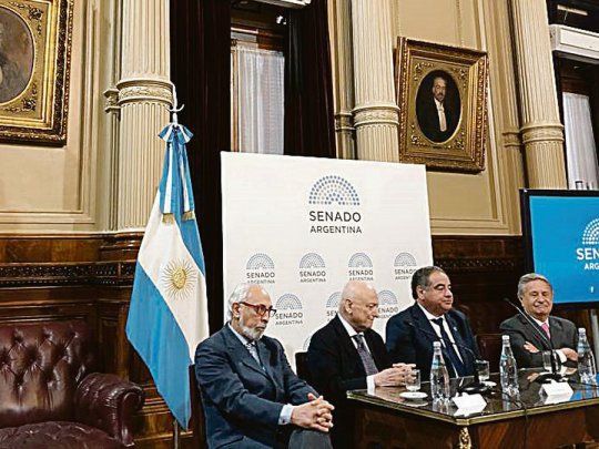 Homenaje. Horacio Jaunarena fue centro de la escena en el Senado. Eduardo Duhalde hizo un extra&ntilde;o relato lejano a esa convocatoria.&nbsp;