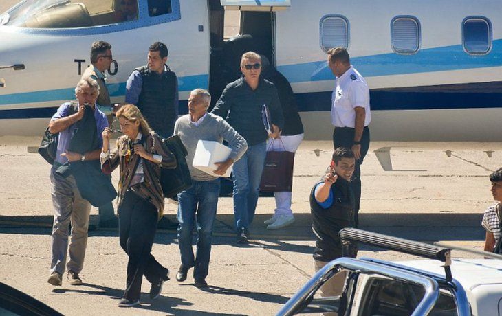 tras la muerte de su padre, macri regresa de san martin de los andes