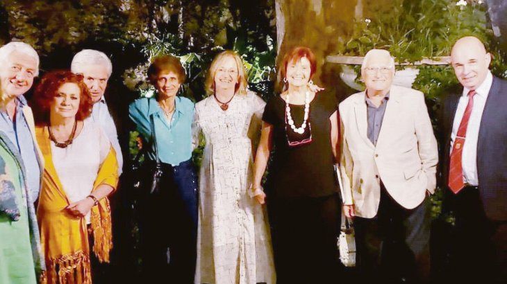 AGASAJO. Jorge Kirszenbaun, Teresa González Fernández; la embajadora de Israel en Argentina, Galit Ronen; Hilda Kogan, Alberto Fernández Calvo, Jorge Todesca y su mujer, Alicia, y el historiador Eduardo de Lazzari, en el Círcolo Italiano. 