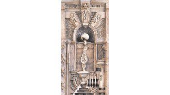 ámbito.com | Al muestrariodedestrucciónque NorbertoGómez exhibeen laexposicióncolectiva«Cuerpo ymateria», sesuma ahoraotra depequeñas yenigmáticasobras en yesoy madera.