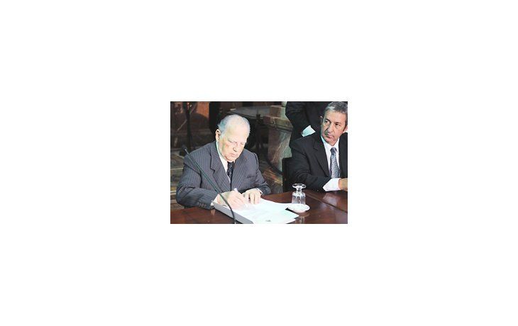 ámbito.com | Julio Cobos y el presidente de la Cámara Nacional Electoral, Rodolfo Munné, presentaron en el Senado la iniciativa de educación en ciudadanía «Camino a las primarias».