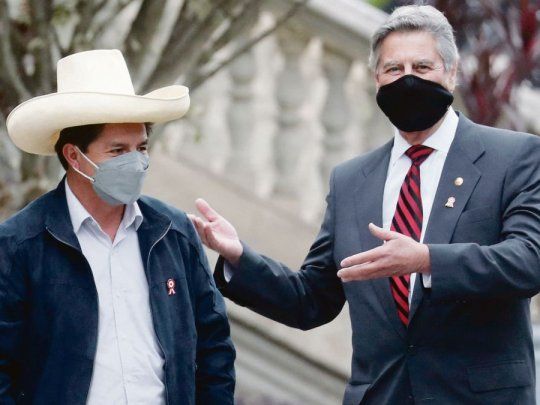 TRANSICIÓN. Pedro Castillo y Francisco Sagasti, presidentes entrante y saliente de Perú. El país buscará hoy, con la asunción del primero, encontrar la estabilidad política que le faltó en los últimos años, aunque los pronósticos no resultan del todo alentadores.