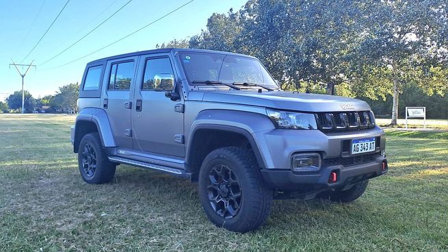 Con aporte de tecnología y motorización de Jeep y Mercedes-Benz, el BAIC BJ 40 Plus es un todo terreno extremo con alto nivel de confort y habitabilidad. Llega importado de China.