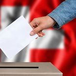 Suiza votará este domingo una iniciativa que busca limitar la población a 10 millones de habitantes. Suiza votará este domingo una iniciativa que busca limitar la población a 10 millones de habitantes.