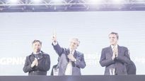 unidad. Axel Kicillof, Alberto Fernández y Sergio Massa, ayer en  Salliqueló al encabezar el acto de  la firma de contratos para la construcción del gasoducto Presidente Néstor Kirchner.
