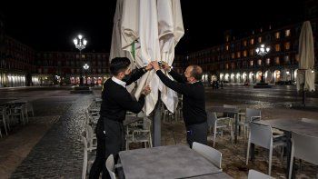 Trabajadores cierran un bar en la Plaza Mayor de Madrid.