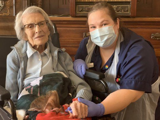 Connie Titchen, de 106 años, venció el coronavirus.
