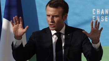 por la convulsion en paris, macron suspendio el impuesto a combustibles