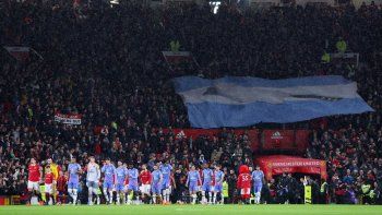 Carnicero. Lisandro Martínez fue homenajeado de una manera particular por los hinchas de Manchester United.