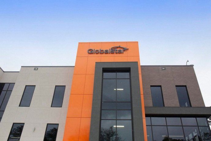 La red de satélites de Globalstar está diseñada para ofrecer conexiones fiables de bajo consumo de datos directamente a dispositivos móviles, o Direct-to-Device (D2D). 