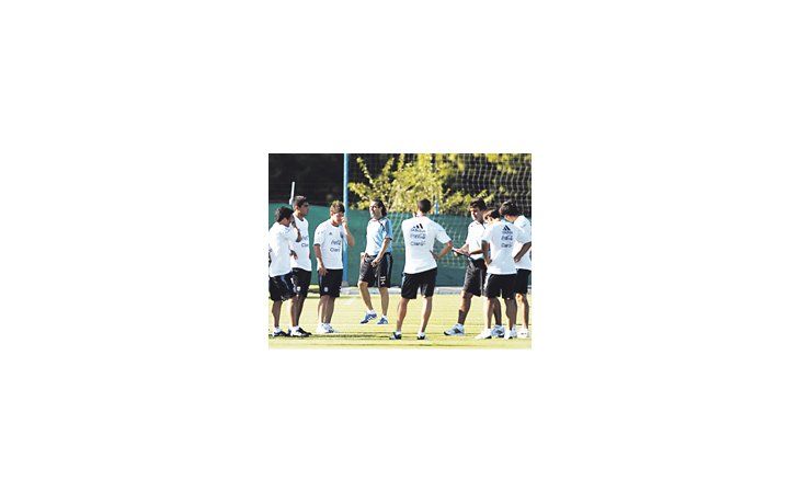 Sergio Batista habla con el plantel local. El técnico tiene fe en sacar una media docena de jugadores de aquí para la Copa América.