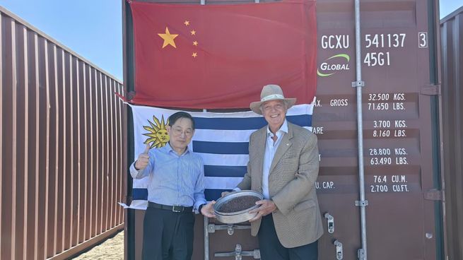 El embajador Huang Yazhong y el ministro Fernando Mattos encabezaron el primer embarque de sorgo para consumo humano hacia China.