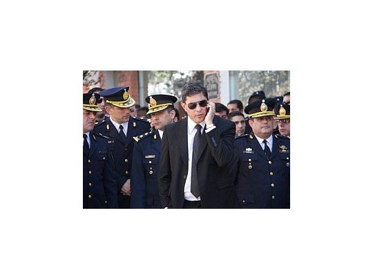 Por la causa de los narcopolicías, el fiscal Senestrari ordenó la detención e imputó a ocho policías, entre ellos el exjefe del Departamento de Lucha contra el Narcotráfico, comisario Gustavo Rafael Sosa (en el centro de la foto con lentes oscuros)