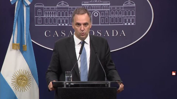 "No nos hacemos cargo de las maldades que hagan personajes fuera del gobierno", apuntó Adorni.