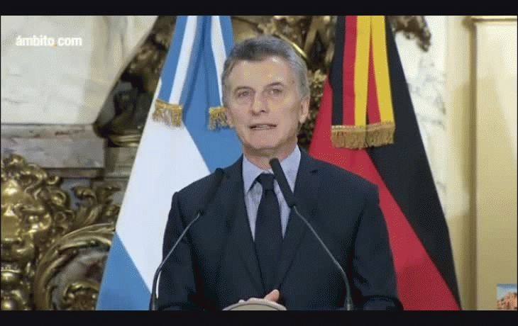 Caruso Lombardi explotó contra Pitana en pleno partido, lo encaró y protagonizó un papelón