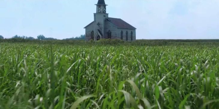 In the Tall Grass by Stephen King adapted by Netflix, lasts an hour and a half and was directed by Vincenzo Natali