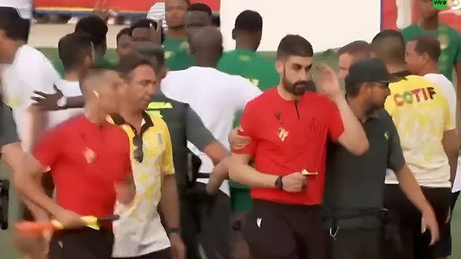 Los jugadores de Mauritania se fueron encima del árbitro y la Guardia Civil terminó dentro del campo de juego para resguardar su integridad física. El fútbol quedó en un segundo plano en el torneo amistoso de LAlcudia, donde el Sub 20 buscará mañana las semifinales.