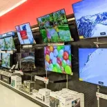 Este supermercado ofrece grandes descuentos en televisores. Este supermercado ofrece grandes descuentos en televisores.