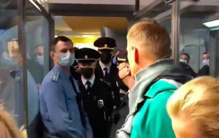 INMEDIATO. Apenas Alexéi Navalni puso un pie en Rusia, los agentes del orden lo esposaron y se lo llevaron detenido sin explicar las razones.