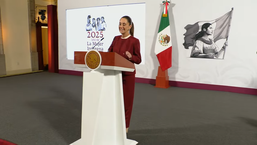 Claudia Sheinbaum brinda la anteúltima Mañanera de la semana.