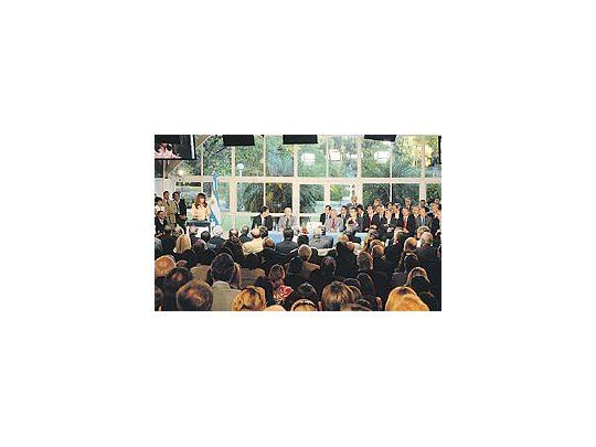 Cristina de Kirchner, junto a los gobernadores, el día en que anunció la creación del Fondo Federal Solidario. Hoy arrancará el goteo de recursos, que, sin embargo, no podrán ser utilizados para pagar salarios.