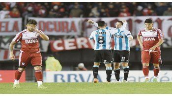Contraste. Racing festeja y River se lamenta, una imagen del partido, donde los millonarios decepcionaron a su gente.