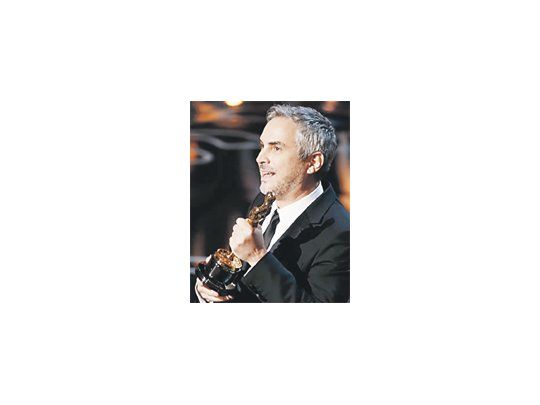 Alfonso Cuarón levanta su Oscar por “Gravedad” el domingo pasado en Hollywood.
