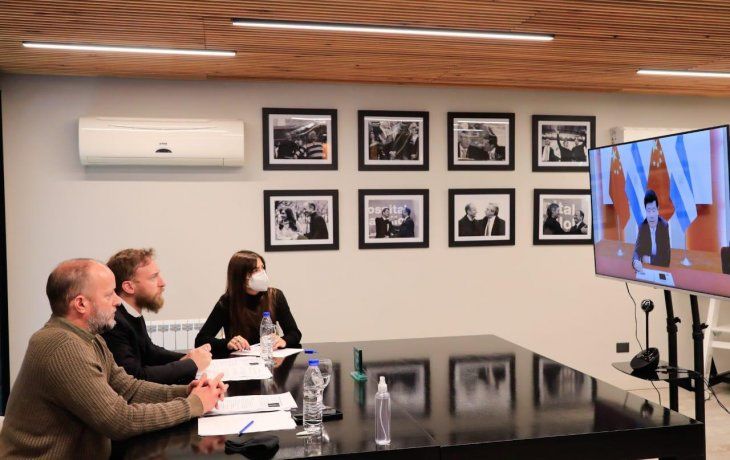 El intendente de Lomas de Zamora, Martín Insaurralde, y el presidente de la Cámara de Diputados de la provincia de Buenos Aires, Federico Otermín, vía zoom se reunieron con el embajador de China en la Argentina, Zou Xiaoli.&nbsp;