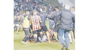 ámbito.com | Una vergüenza: jugadores a las trompadas y a las patadas. El final del clásico platense en Mar del Plata terminó  en un escándalo y ahora tendrán duras sanciones del Tribunal de Disciplina. El fútbol, en crisis.