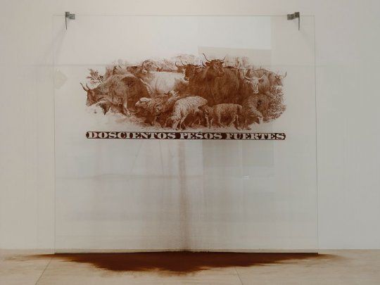 200 pesos fuertes. Serigrafía, pigmento y sangre bovina deshidratada sobre vidrio y acero, de Cristina Piffer.