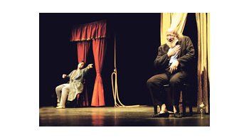 Las actuaciones de Giorgio Di Bassi y Francesco Guida (padre e hijo de «Mishelle Di Sant’Oliva») son el punto fuerte de una obra que bordea lo bizarro, pero también conmueve con escenas poéticas.
