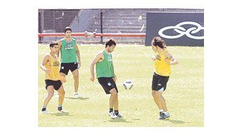 Yacob y Toranzo, en la práctica de ayer. El rendimiento de Racing en este inicio del torneo ilusiona no sólo a los hinchas, sino también a los propios jugadores.