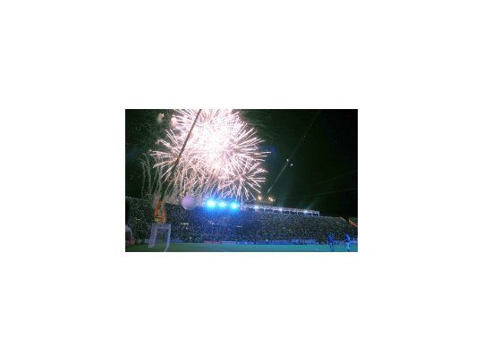 Con un buen show de fuegos artificiales, presentaciones de jóvenes, artistas y músicos, quedó inaugurado el estadio de San Juan Bicentenario, que será sede de la Copa América 2011.