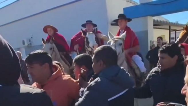 El momento en que Paoltroni se pelea a caballo con un intendente formoseño.&nbsp;