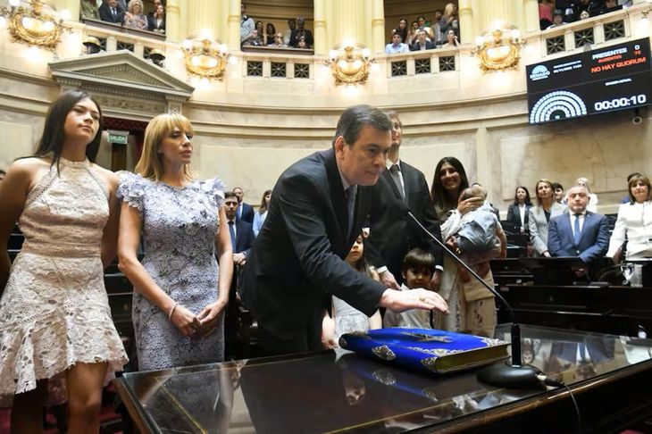 Zamora juró como senador, y su esposa Claudia Ledesma, que dejará la Cámara alta, lo escoltó en el acto. Zamora juró como senador, y su esposa Claudia Ledesma, que dejará la Cámara alta, lo escoltó en el acto.