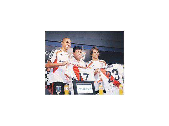 El presidente Daniel Passarella presentó en sociedad a las dos nuevas incorporaciones: David Trezeguet y Leonardo Ponzio.