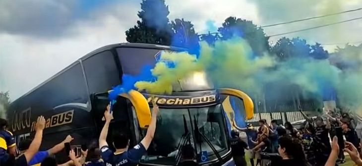 Así fue la despedida de los hinchas al plantel del Boca a la salida del hotel en Ezeiza.